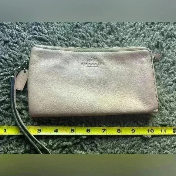 Authentic Coach wristlet wallet pale pink. Leather. - Picture 5 of 14